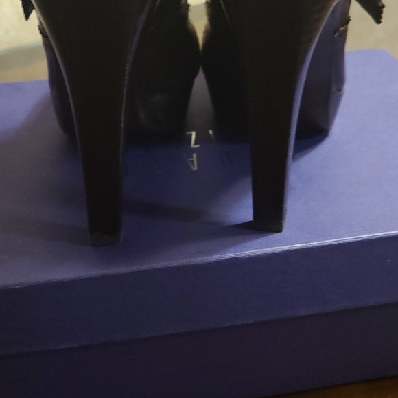 Stuart Weitzman Heels in Toast - Picture 3 of 4